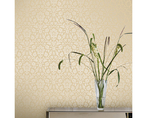 Wand met bloemenbehang en vaas