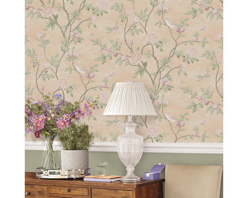 Decoratief interieur met bloemenbehang, tafellamp en bloemstuk