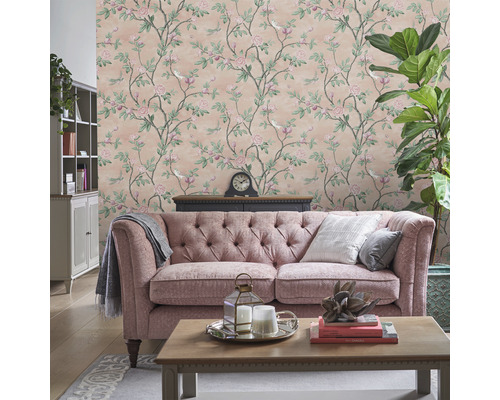 Woonkamer met bloemenbehang, bank en decoraties voor een gezellige sfeer