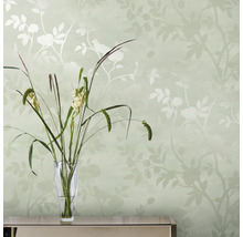 Decoratief behang met bloem- en vogelmotief op de achtergrond, bloemenvaas op de voorgrond