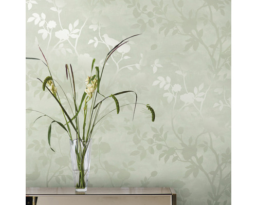 Decoratief behang met bloem- en vogelmotief op de achtergrond, bloemenvaas op de voorgrond