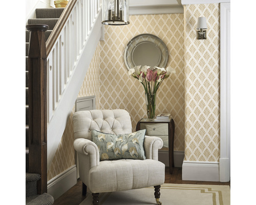 Uitnodigende hal met fauteuils, spiegels en behang met motief