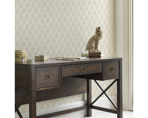 Scene met bureau, decoratie en behang met motief