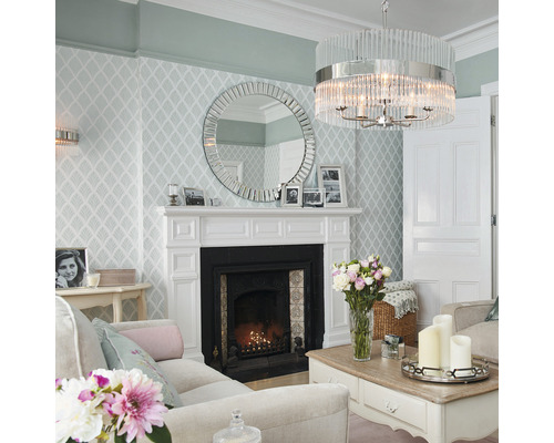 Woonkamer met open haard, spiegel, hanglamp en bank voor een gezellige sfeer.