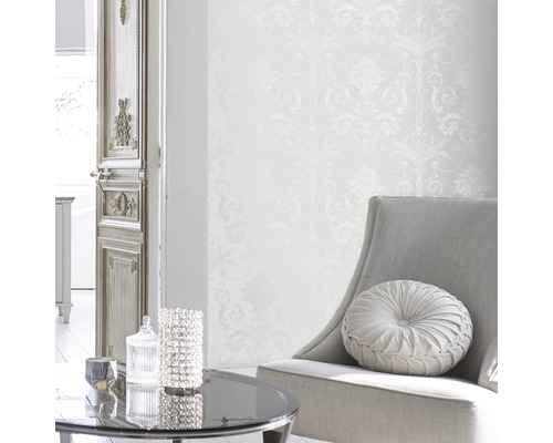 Licht interieur met patroonbehang, fauteuil en tafel