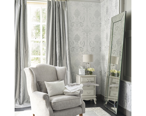 Elegante woonkamer met fauteuil, gordijnen, behang, spiegel en nachtkastje