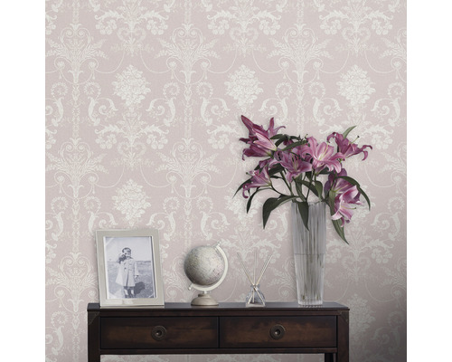 Decoratief behang met bloemmotief in een elegante woonkamer.