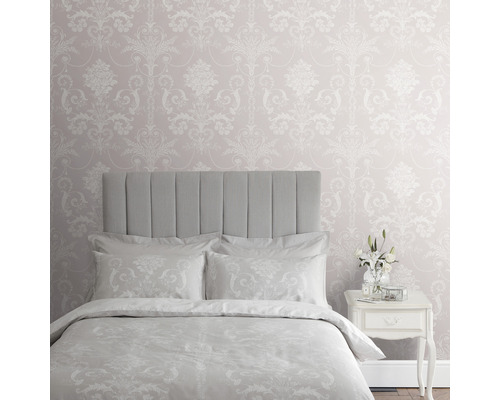 Slaapkamer met patroonbehang, bed en nachtkastje