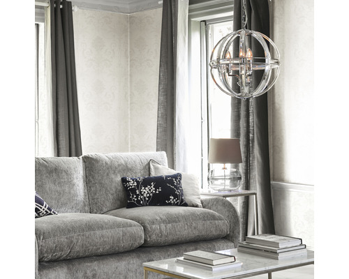 Woonkamer met grijze bank, gordijnen en bolvormige hanglamp