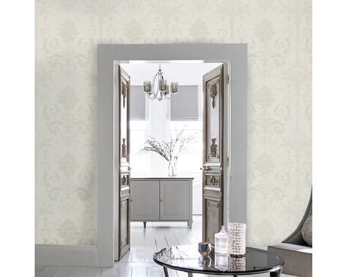 Lichte woonkamer met bloemenbehang en zicht door een open deur.