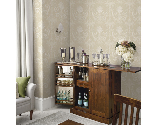 Interieur met bar, drankjes, glazen en decoratie in een elegante setting.