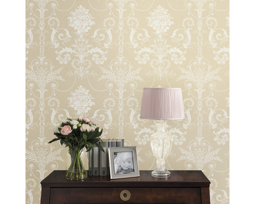 Decoratief behang met bloemmotief en dressoir met lamp, boeket, fotolijst en boeken