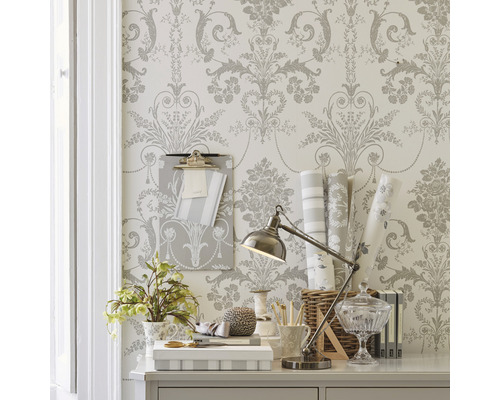 Decoratief bureau met bloemenbehang, bureaulamp en kantoorartikelen