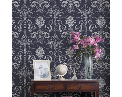 Behang met bloemmotief in een versierde kamer