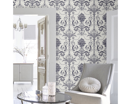 Scene van een woonkamer met bloemenbehang, fauteuil en decoratie