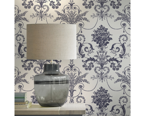 Decoratieve kamer met een tafellamp voor een bloemig behang.