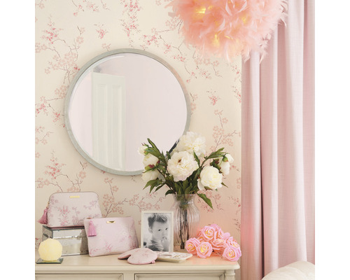 Decoratieve kamer met ronde spiegel, bloemen, gordijnen en bloemenbehang