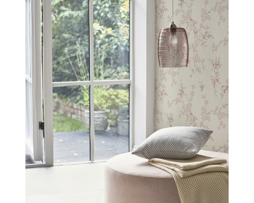 Woonkamer met bloemenbehang, hanglamp, kussen en kruk