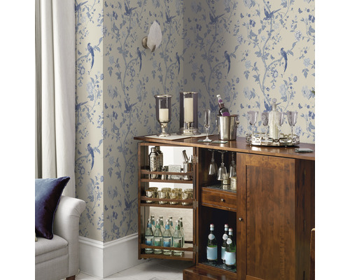 Woonkamer met bar, behang met vogelmotief, bank en gordijn