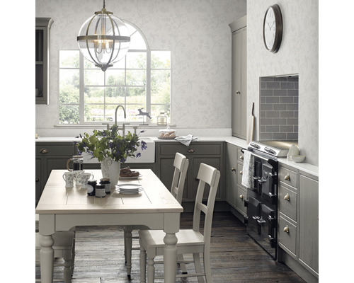 Lichte keuken met eettafel en stoelen en keukenblok met spoelbak en fornuis