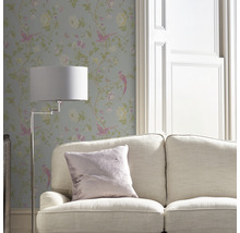 Scène met behang met vogel- en bloemmotief, bank en vloerlamp