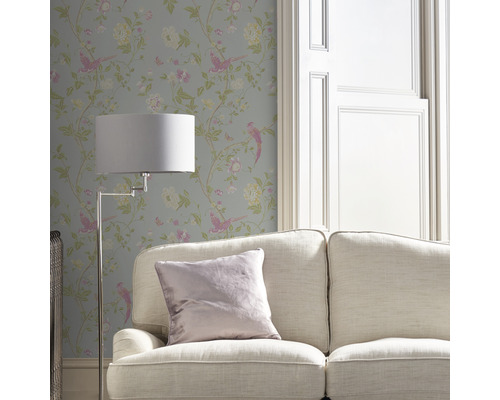 Scène met behang met vogel- en bloemmotief, bank en vloerlamp