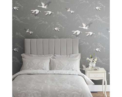 Grijze slaapkamer met bed, nachtkastje en behang met vogelmotief