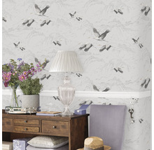 Woonkamerdecoratie met behang met kraanvogelmotief, houten ladekast, lamp en decoratie