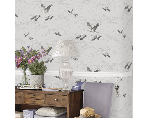 Woonkamerdecoratie met behang met kraanvogelmotief, houten ladekast, lamp en decoratie