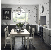 Keukenscène met eettafel, stoelen, hanglamp en decoratie