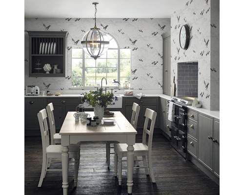 Keukenscène met eettafel, stoelen, hanglamp en decoratie