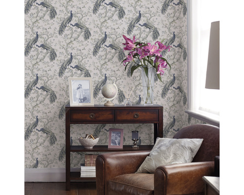 Decoratieve woonkamer met behang met pauwenmotief en houten tafel