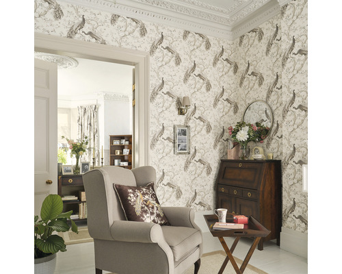 Decoratieve woonkamer met behang, fauteuil en bureau