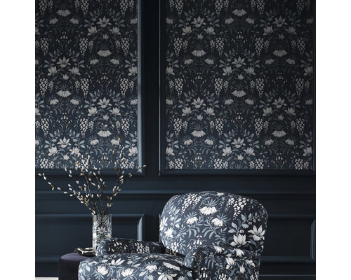 Decoratief behang met bloemmotief en bijpassende stoel in een kamer