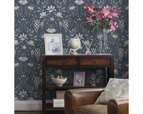 Decoratieve woonkamer met bloemenbehang, houten console en leren stoel