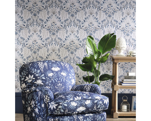 Decoratieve woonkamer met patroonbehang, fauteuil en bijzettafel