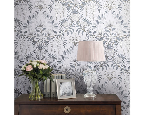 Decoratieve kamer met bloemenbehang, tafellamp, boeket bloemen en fotolijst