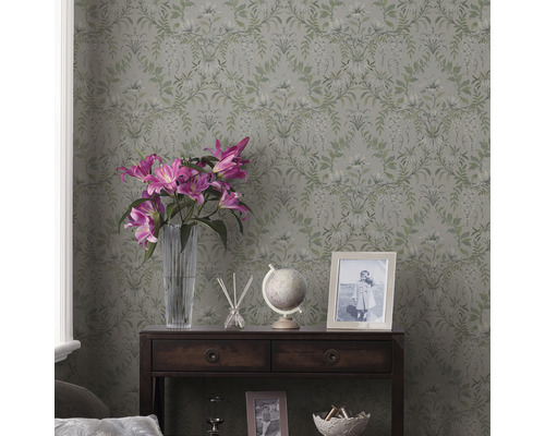 Kamer met bloemenbehang, donkerhouten kast, bloemen en decoratieartikelen