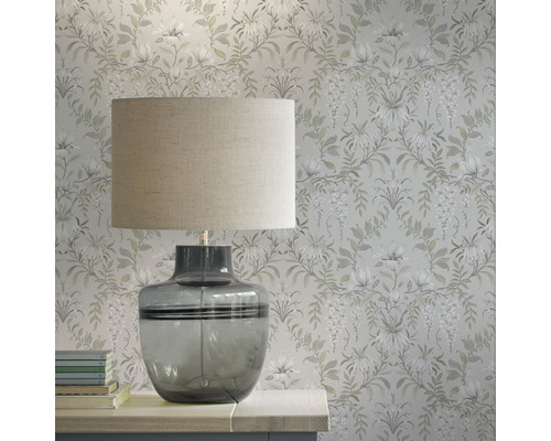 Scene met bloemenbehang en tafellamp