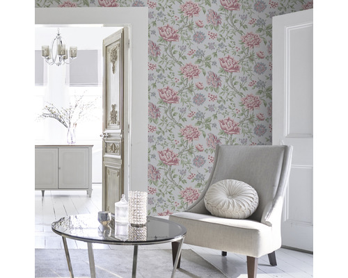 Woonkamer met bloemenbehang, fauteuil en salontafel