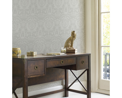 Scene met bureau, decoraties en behang met patroon voor een werkkamer