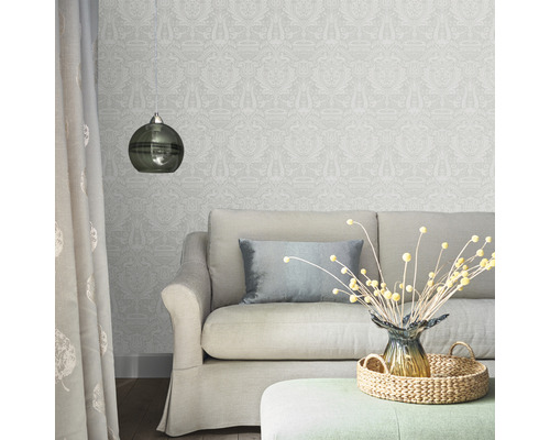 Woonkamer met behang, bank en decoratie