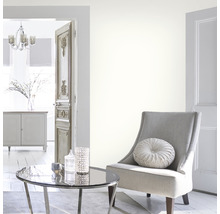 Woonkamer met fauteuil, tafel en dressoir