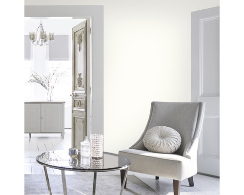 Woonkamer met fauteuil, tafel en dressoir