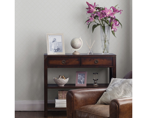 Decoratieve woonkamer met dressoir, decoratie en fauteuil