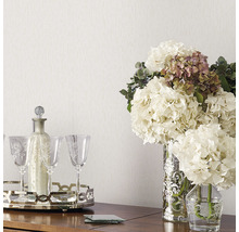 Decoratief arrangement met bloemen, karaf en glazen op een tafel