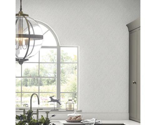 Lichte keuken met raam en behang met patroon op de muur