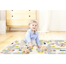 Kind speelt met houten auto''s op een speelkleed met stratenmotief.