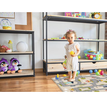 Kind staat op een speelkleed in een kinderkamer met planken en speelgoed.