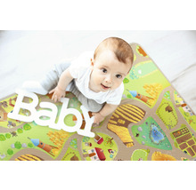 Baby op speelmat met stratenpatroon en ''Baby'' belettering